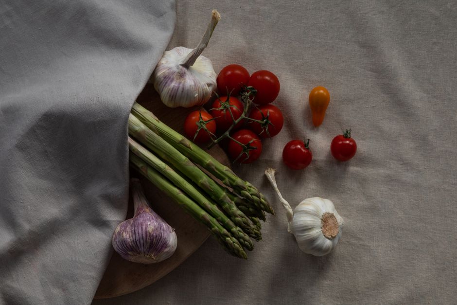 Zero waste kuchyňa so sklenenými nádobami a čerstvou zeleninou